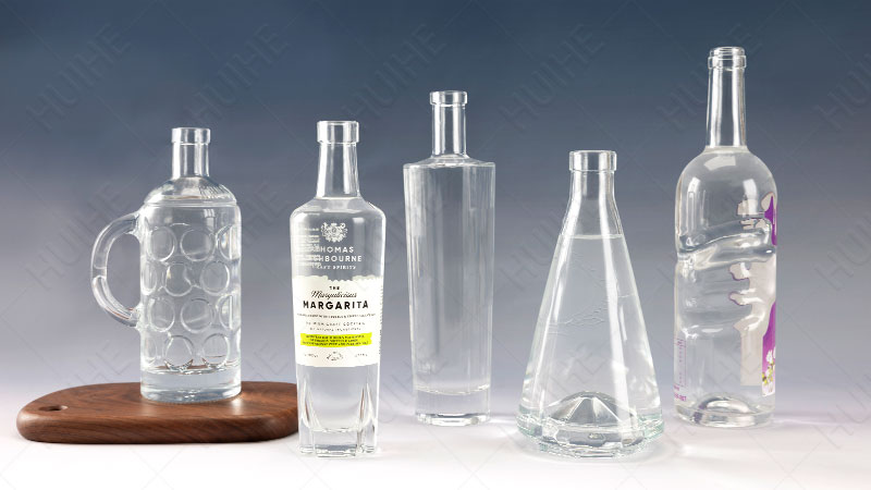 Liquor vs Liqueur - corktail bottles design Likör vs. Likör – Design von Korkschwanzflaschen