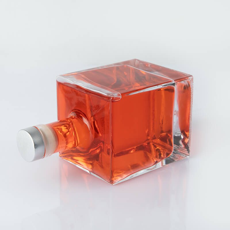 Würfel-Likörflasche
