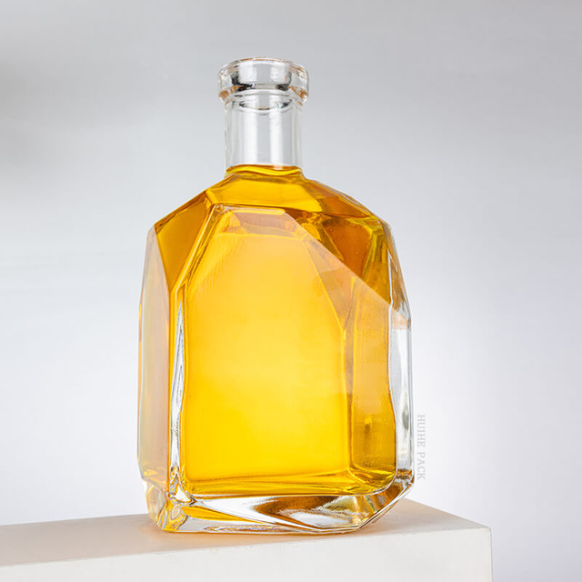 Unregelmäßige Winkelstruktur Facettenkanten Spirituosenflasche