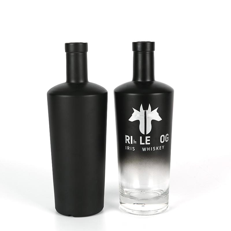 ma&szlig;geschneiderte schwarze Schnapsflasche