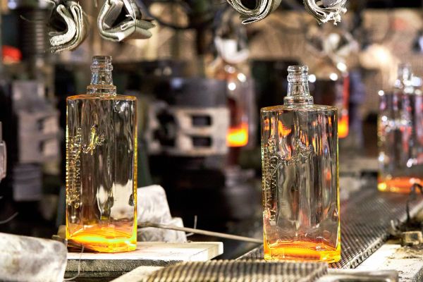 quadratische Schnapsflasche aus Glas