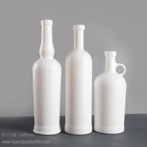 25-Unzen-Behälter aus alkoholischem Kristallglas mit weißem Farbdruck und T-Top-Kork