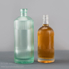 Maßgeschneiderte Likörflasche aus Glas mit vertikalen Streifen und geripptem Nadelstreifen und Etikettenbereich