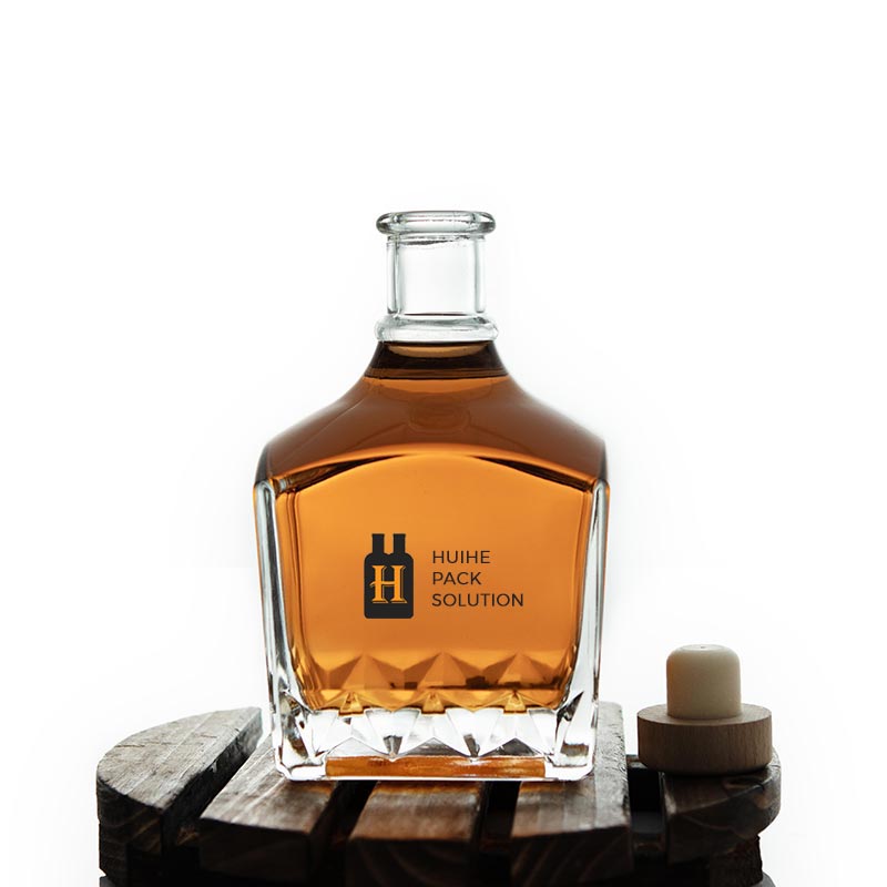 Quadratische 750-ml-Whiskyflasche aus Glas mit Korkverschluss