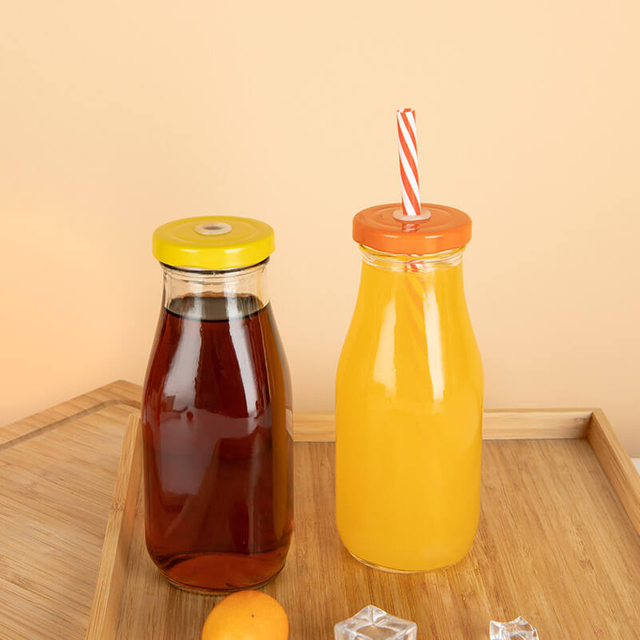 Klassische Weithals-Kaffeeflasche aus Glas mit Strohhalm und Deckel