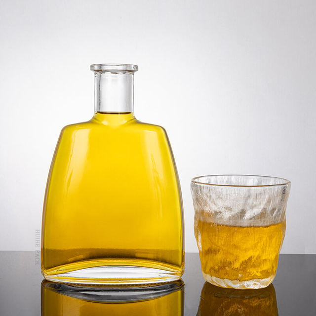 Flache Trapez -Spirituosenflasche mit sanft gekrümmten Kanten