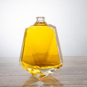 Geometrisches Design eckiger, facettiertes Glasflaschenflasche