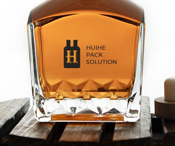 square glass liquor bottle Quadratglasflasche