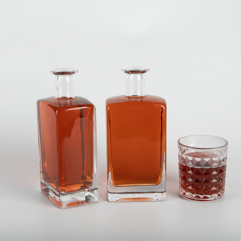 Quadratische Alkoholflasche