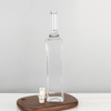 700 ml quadratisch verlängerte Formglasspirituosenflasche mit eleganten Kurven