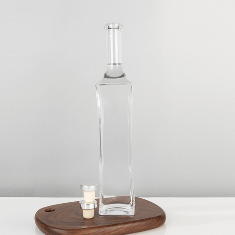 700 ml quadratisch verl&auml;ngerte Formglasspirituosenflasche mit eleganten Kurven