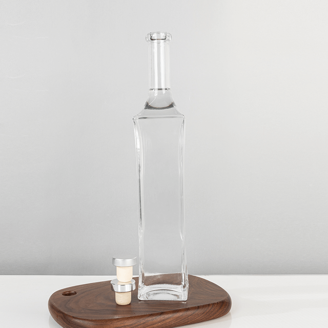 700 ml quadratisch verlängerte Formglasspirituosenflasche mit eleganten Kurven