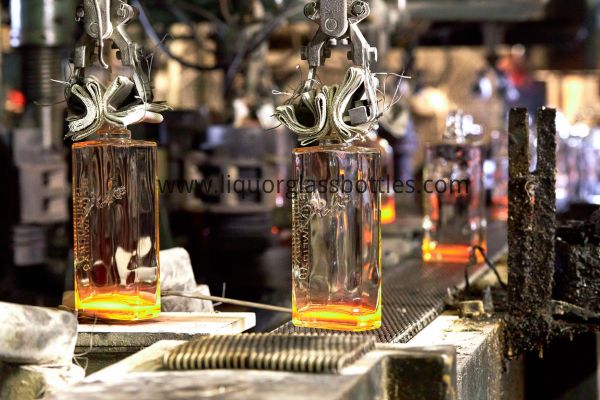 quadratische Schnapsflasche aus Glas