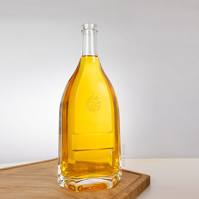 Gebogener K&ouml;rper flacher schlanker Nackengeistflasche mit eckigen Kanten