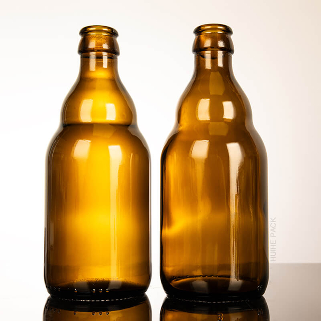 In Stock Bernstein leere Glasbierflasche mit Kronenmütze