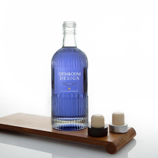 Runde, gestreifte Likörflasche aus Glas mit Schraubverschluss