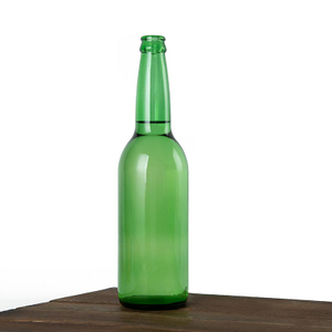 Selbstgebraute Bierflaschen aus Glas mit langem Hals