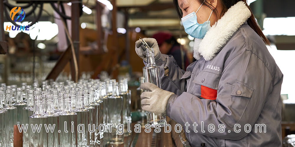 Qualit&auml;tskontrolle der Glasflaschenfabrik China.jpg