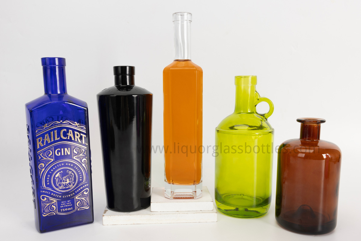 Schnapsflasche aus farbigem Glas