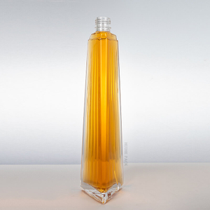 700 ml schlanke dreieckige Rippenmuster Glaslippenflasche