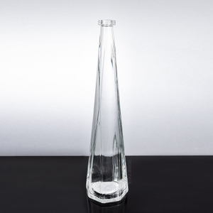 Schlanke, längliche Kegelflüssigkeitsflasche mit vertikalen Kämmen