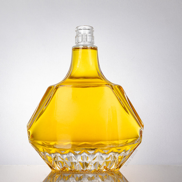 Winkelformglas Liuqor Flasche mit facettierten Seiten