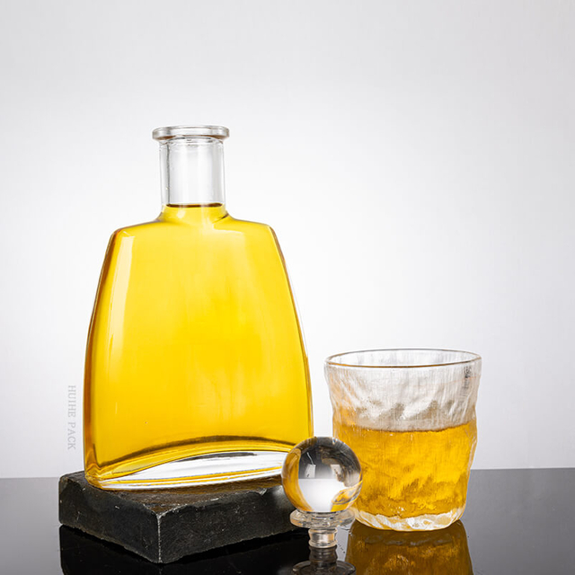 Flache Trapez -Spirituosenflasche mit sanft gekrümmten Kanten