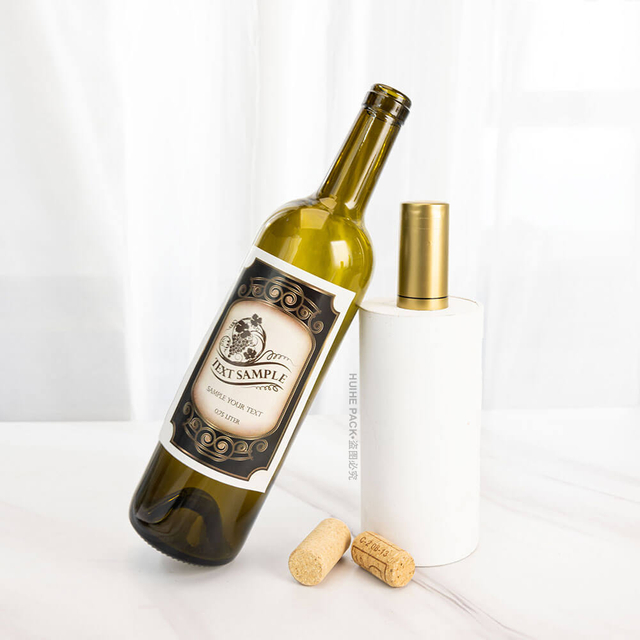 Traditionelle 750-ml-Weinglasflasche aus Rotwein mit Papieretikett