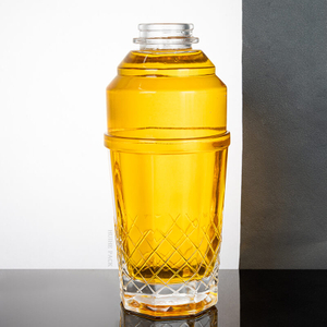 Cocktailsch&uuml;ttlerf&ouml;rmige Spirituosenflasche mit Diamanttexturboden