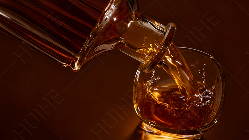Whiskey-Dekanter aus Glas gie&szlig;en