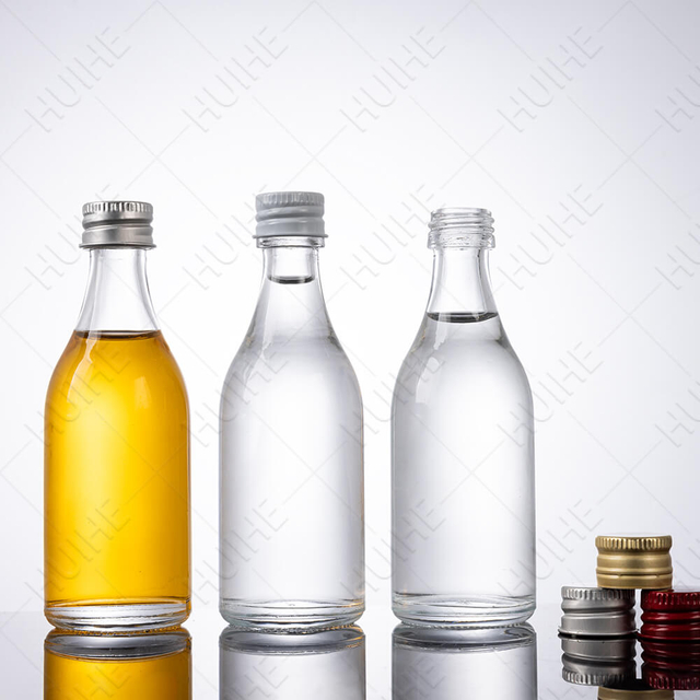 Große 50 ml runde, klare Flintglasflaschen mit Alkohol