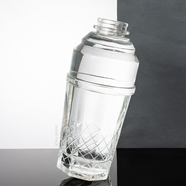 Cocktailschüttlerförmige Spirituosenflasche mit Diamanttexturboden