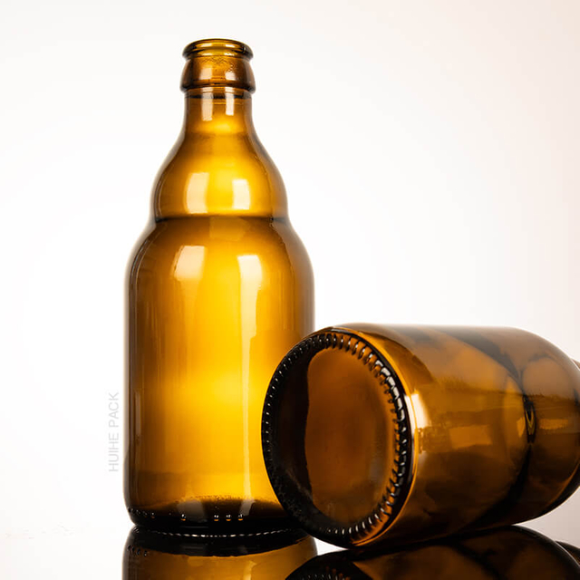 In Stock Bernstein leere Glasbierflasche mit Kronenmütze