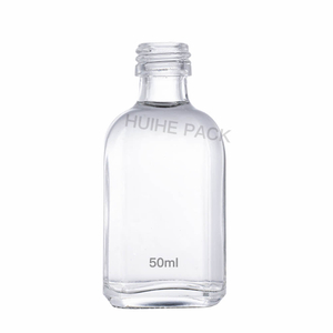 50 ml quadratische Schnapsflaschen aus transparentem Flintglas mit Alkohol
