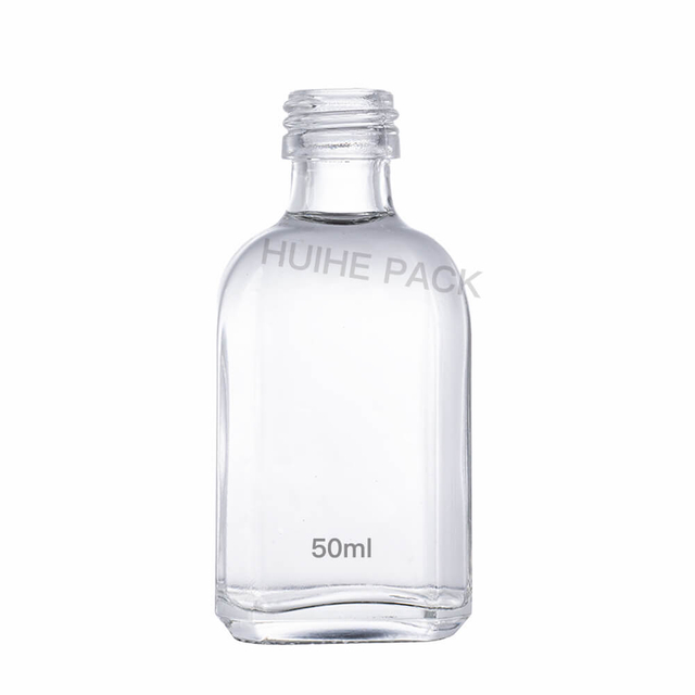50 ml quadratische Schnapsflaschen aus transparentem Flintglas mit Alkohol