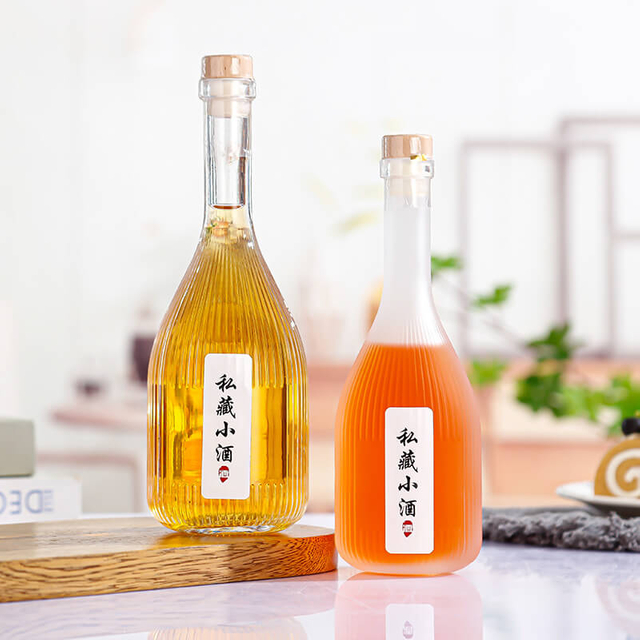 Gestreifte Süßweinglasflaschen mit langem Hals