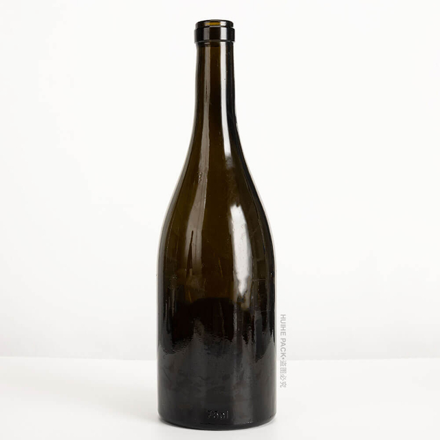 Verkorkte dunkle Burgunderglas-Weinflaschen in loser Schüttung