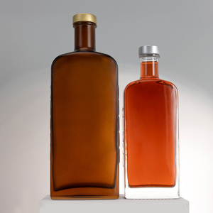 Flache, rechteckige, bernsteinfarbene Alkoholflaschen aus klarem Glas