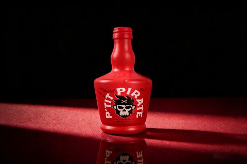 Spirituosenflasche aus rotem Glas