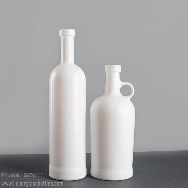 25-Unzen-Behälter aus alkoholischem Kristallglas mit weißem Farbdruck und T-Top-Kork