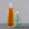 Maßgeschneiderte Likörflasche aus Glas mit vertikalen Streifen und geripptem Nadelstreifen und Etikettenbereich