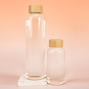 Ma&szlig;geschneiderte Wassertrinkflasche aus klarem Borosilikatglas mit Bambusverschluss