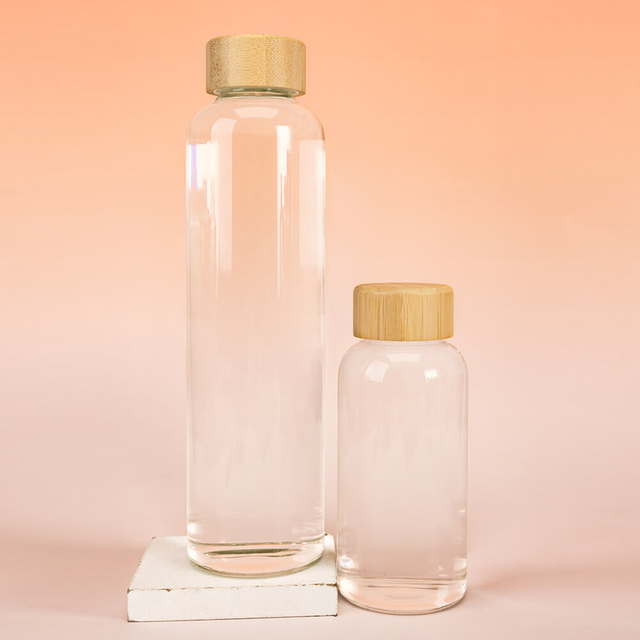 Ma&szlig;geschneiderte Wassertrinkflasche aus klarem Borosilikatglas mit Bambusverschluss