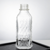 650 ml geprägter Muster der diamantartigen Glasfluseflasche