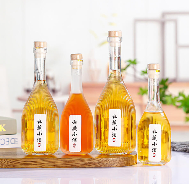 Gestreifte Süßweinglasflaschen mit langem Hals