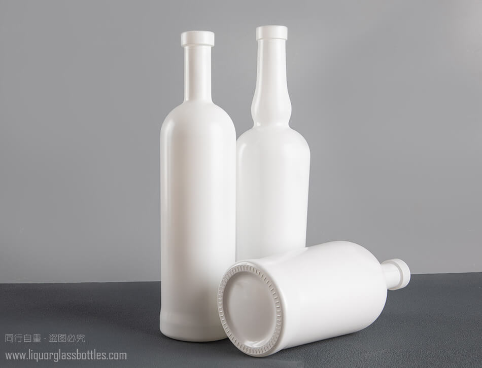 weiße 750-ml-Glasflasche