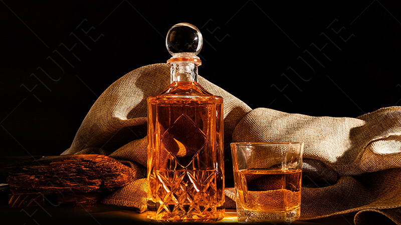 Wodka vs. Whiskey-Glas-Whisky-Dekanter