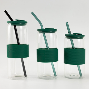 Hohe zylindrische Trinkflasche aus Borosilikat-Klarglas mit Silikonband