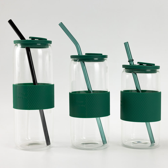 Hohe zylindrische Trinkflasche aus Borosilikat-Klarglas mit Silikonband