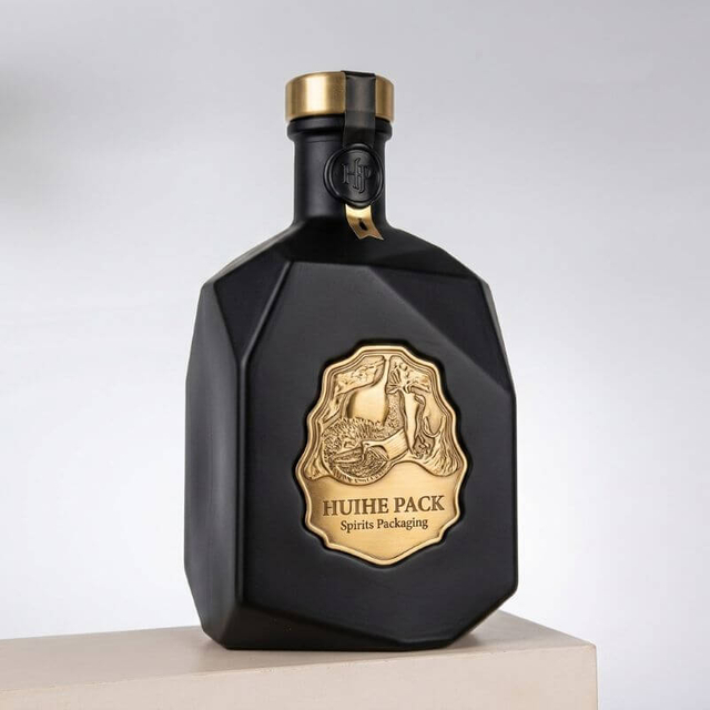 Unregelm&auml;&szlig;ige Winkelstruktur Facettenkanten Spirituosenflasche